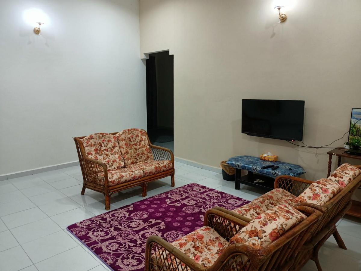 Ummi'S Homestay Kuala Besut Kampong Baru Экстерьер фото