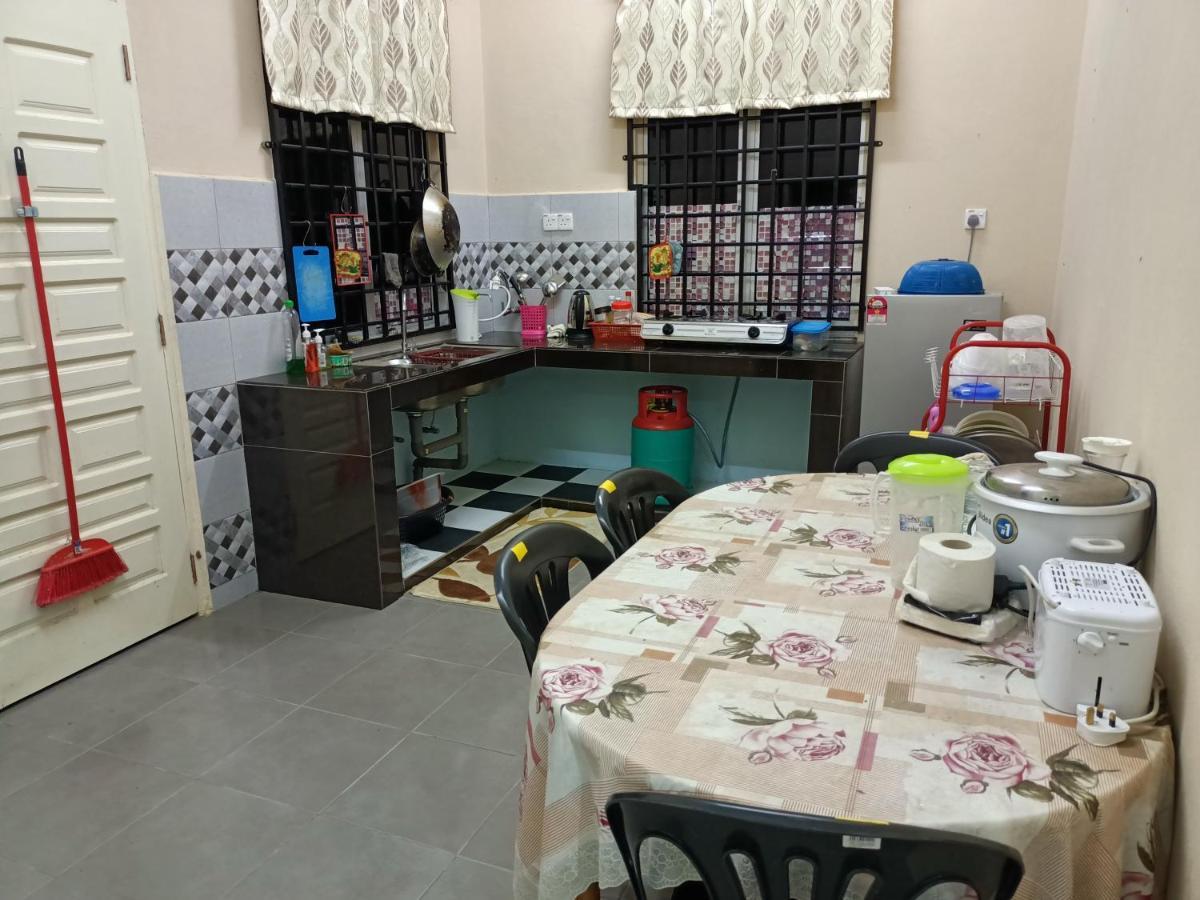 Ummi'S Homestay Kuala Besut Kampong Baru Экстерьер фото